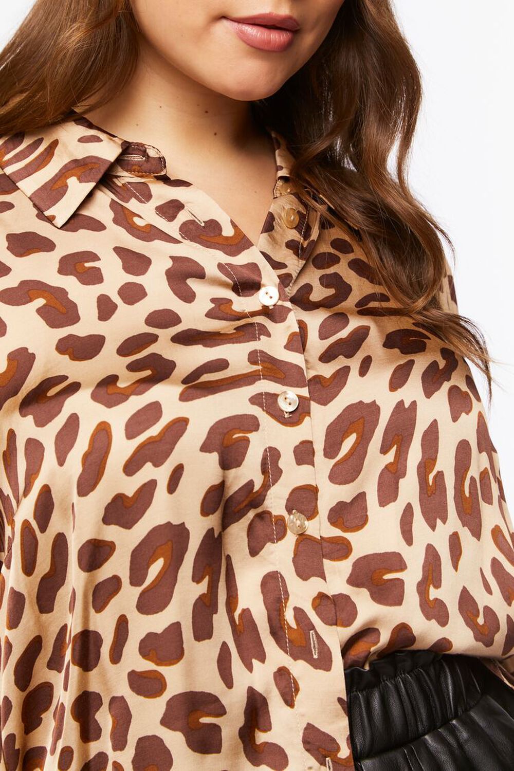Women's fitted shirt with giraffe pattern