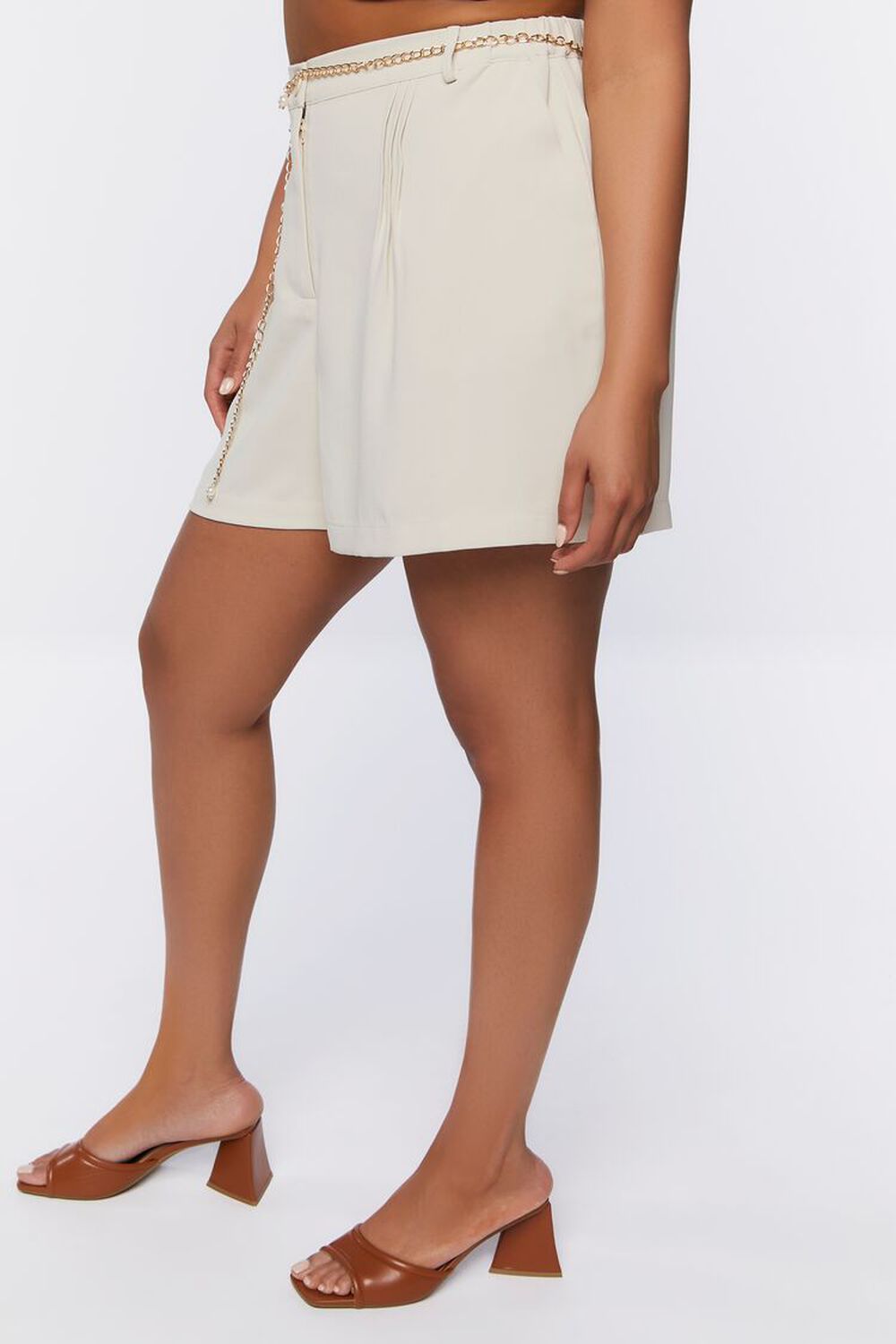 Plus Size Chain Belt Pintucked Shorts, image 3