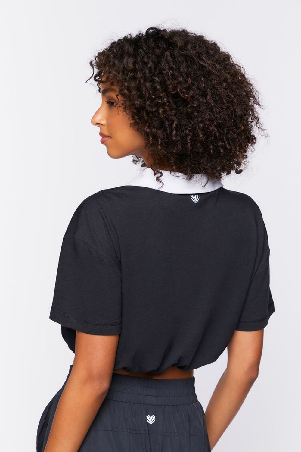 BLACK/WHITE Active Contrast-Trim Cropped Tee, image 3